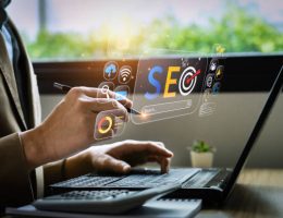 L’optimisation SEO est essentielle pour apparaître dans les premiers résultats. En effet, les internautes ne cliquent presque jamais après