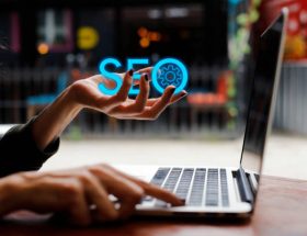 L’optimisation SEO est essentielle pour améliorer la visibilité d'un site. Ainsi, elle attire plus de visiteurs. En effet, une bonne stratégie SEO