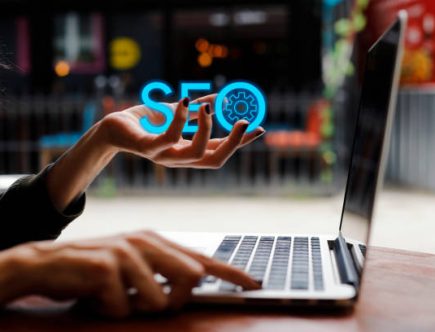 L’optimisation SEO est essentielle pour améliorer la visibilité d'un site. Ainsi, elle attire plus de visiteurs. En effet, une bonne stratégie SEO