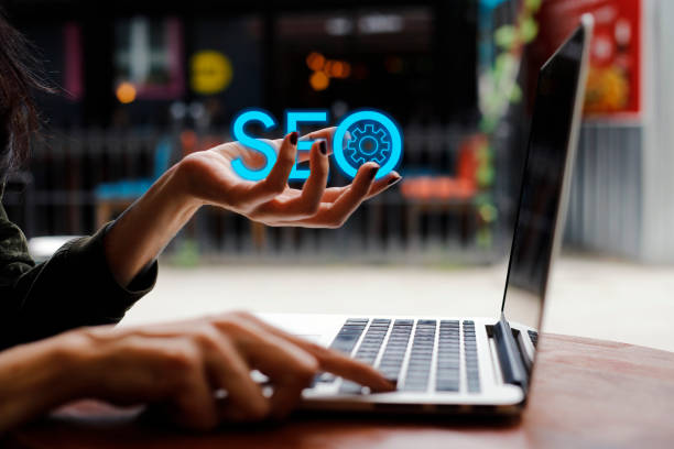 L’optimisation SEO est essentielle pour améliorer la visibilité d'un site. Ainsi, elle attire plus de visiteurs. En effet, une bonne stratégie SEO