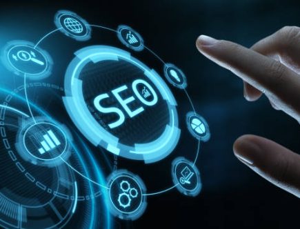 Le maillage interne améliore l'optimisation SEO en structurant le site efficacement. Ensuite, il facilite la navigation des visiteurs.