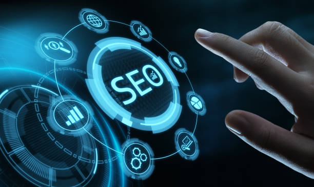 Le maillage interne améliore l'optimisation SEO en structurant le site efficacement. Ensuite, il facilite la navigation des visiteurs.