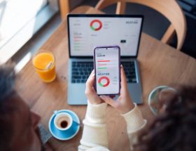Le minimalisme revient en force dans les interfaces web. En effet, les utilisateurs veulent naviguer facilement. Ainsi,