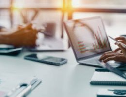 Une stratégie de gestion de contenu repose sur des choix précis. En effet, chaque format influence la visibilité. Ainsi,