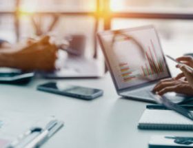 Une stratégie de gestion de contenu repose sur des choix précis. En effet, chaque format influence la visibilité. Ainsi,