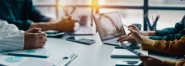 Une stratégie de gestion de contenu repose sur des choix précis. En effet, chaque format influence la visibilité. Ainsi,