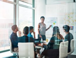 Un CMS joue un rôle central dans la création de contenus. En effet, il permet aux équipes de publier sans connaissances techniques.