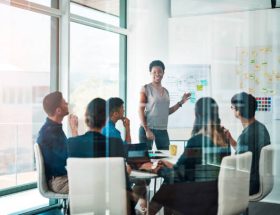 Un CMS joue un rôle central dans la création de contenus. En effet, il permet aux équipes de publier sans connaissances techniques.