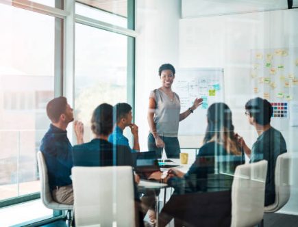 Un CMS joue un rôle central dans la création de contenus. En effet, il permet aux équipes de publier sans connaissances techniques.