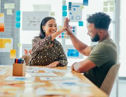 Le Content Manager pilote toute la stratégie éditoriale digitale. En effet, il définit les objectifs de communication. Ensuite,