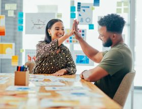 Le Content Manager pilote toute la stratégie éditoriale digitale. En effet, il définit les objectifs de communication. Ensuite,
