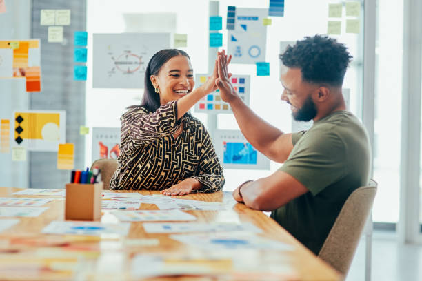 Le Content Manager pilote toute la stratégie éditoriale digitale. En effet, il définit les objectifs de communication. Ensuite,