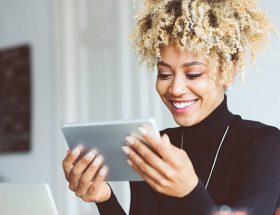 Une bonne gestion de contenu renforce la visibilité d’une entreprise. En effet, des contenus bien structurés attirent
