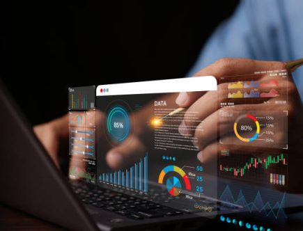 En 2025, l’intelligence artificielle transforme profondément la gestion de contenu. Elle analyse les données, puis génère